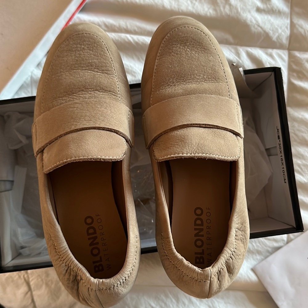 Women's Blondo sandnubuck loafer.